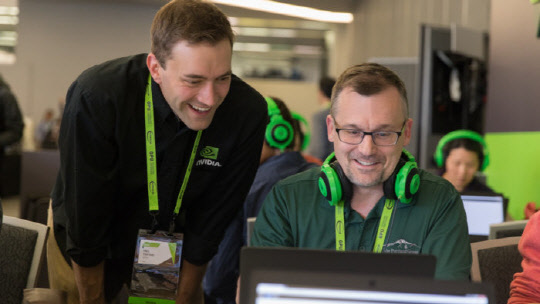 엔비디아 딥 러닝 인스티튜트에 있는 마크 애버솔 담당자(왼쪽)가 현장 교육을 하고 있는 모습. <엔비디아 제공>